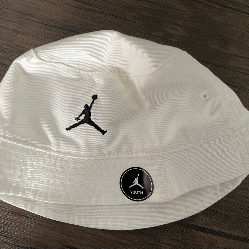 Bought the wrong size for my 10 year old. I’d say this fits max 8 year olds